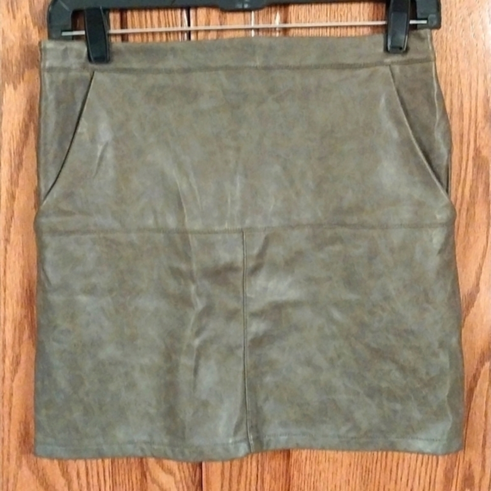Shinestar‎ Women's Faux Leather Skirt Size Med Green Front Pockets Back Zipper